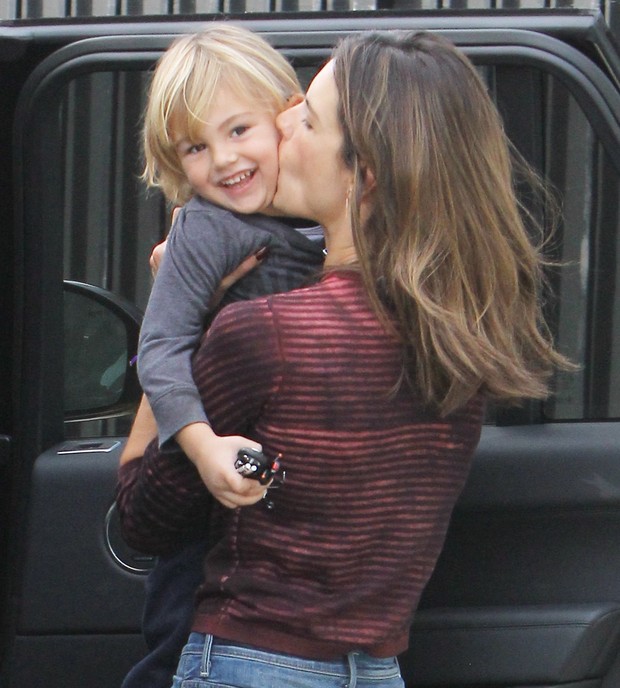 Alessandra Ambrósio com o filho Noah (Foto:  Globo/X17online.com)