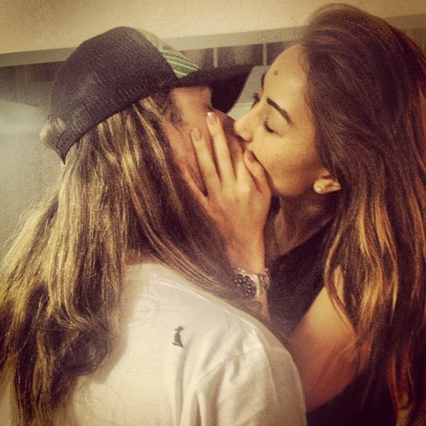 Sabrina Sato beija João Vicente de Castro de peruca  (Foto: Reprodução_Instagram)