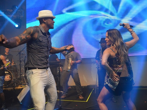 Claudia Leitte e Léo Santana em show em Salvador, na Bahia (Foto: Felipe Souto Maior/ Ag. News)
