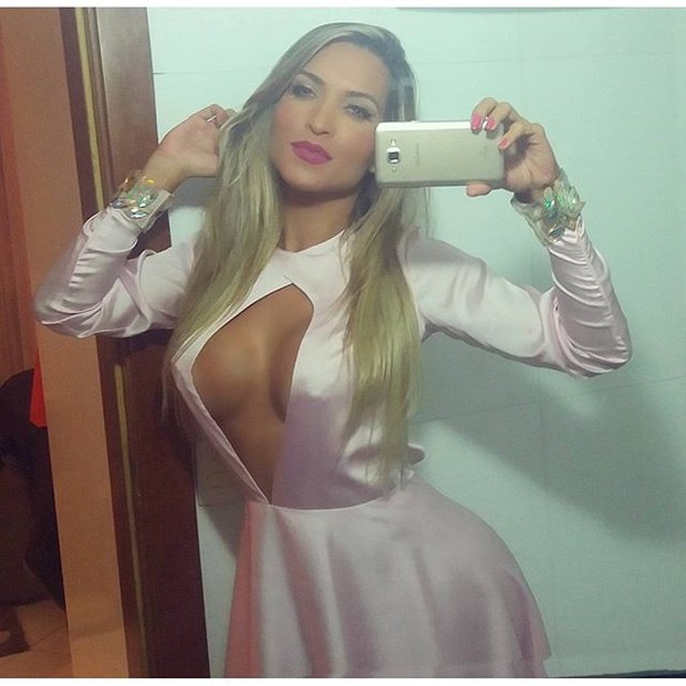 Dani Vieira posa para selfie com vestido decotado (Foto: Instagram/ Reprodução)