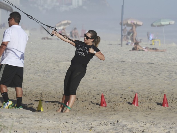 Fernanda de Souza malha na praia da Barra da Tijuca, RJ (Foto: Dilson Silva / Agnews)