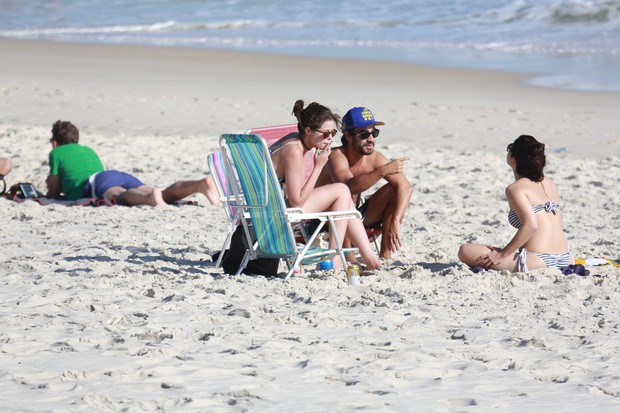 Agatha Moreira com amigos na praia (Foto: AgNews)