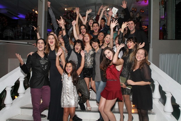 Bruna Griphao e os convidados de sua festa de 15 anos (Foto: Anderson Borde/AgNews)