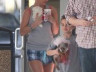 De shortinho, Britney Spears pega cãezinhos em veterinário com os filhos