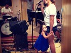 Tânia Mara leva a filha para gravação em estúdio: 'Ensaio com a mamãe'
