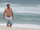 Thiago Lacerda repete na praia bermuda, charme e barriguinha