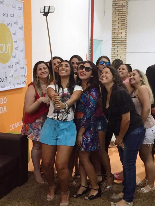 Amanda Djehdian, do BBB15, posa com fãs em shopping (Foto: Divulgação)