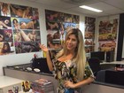 Ana Paula Minerato assina contrato com a 'Sexy' com vestido comportado