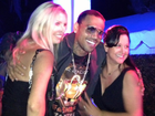 Chris Brown curte noite na mansão da 'Playboy', diz site