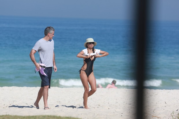 Anna Lima encontra namorado na praia (Foto: Dilson Silva / Agnews)