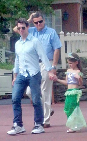 Tom Cruise e Suri em parque da Disney (Foto: Reprodução / Twitter)