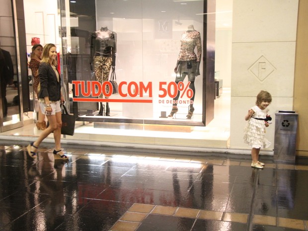 Luiza Valdetaro passeia com a filha em shopping do Rio (Foto: Daniel Delmiro / AgNews)