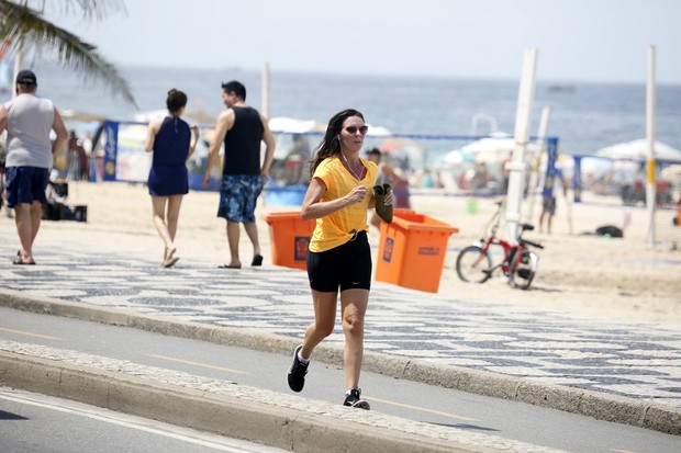 Glenda Kozlowski se exercita na praia do Leblon, RJ (Foto: Gil Rodrigues/ FotoRio News)