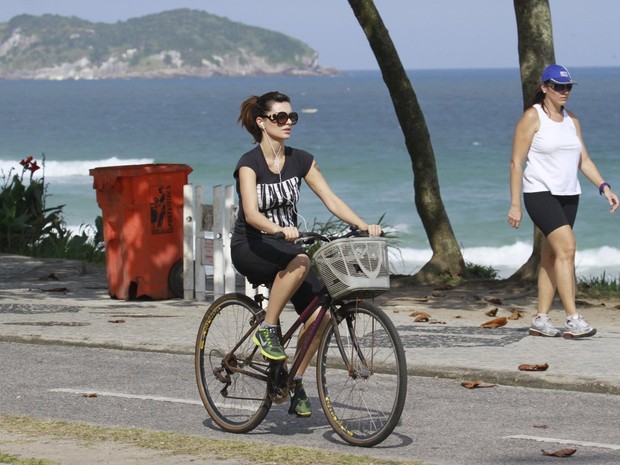 Mayana Neiva andando de bicicleta (Foto: Dilson Silva  / Agnews)