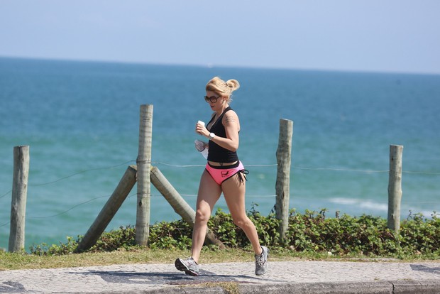 Antonia Fontenelle corre na orla da Barra (Foto: Dilson Silva / AgNews)