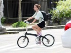 Nathalia Dill passeia de bicicleta no Rio