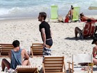 Ao lado do namorado, Marc Jacobs curte praia no Rio de Janeiro