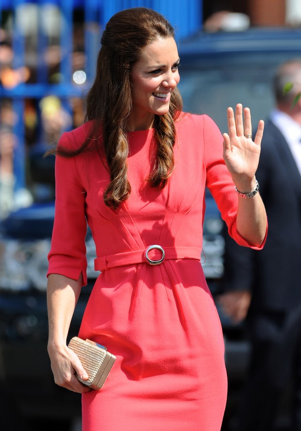 Kate Middleton de look vermelho (Foto: Agência AFP)