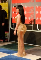 Nicki Minaj mostra bumbum avantajado em vestido dourado 