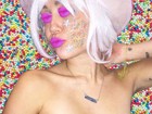 Miley Cyrus posa de topless e com adesivo nos seios