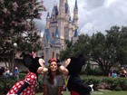Na Disney, Ivete Sangalo ganha beijo da Minnie e do Mickey 
