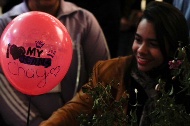 Fã com balão para Chay Suede  (Foto: Amauri Nehn/Photo Rio News)