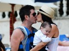Simon Cowell aproveita férias ao lado do filho e da namorada