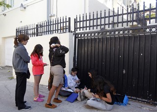 Fãs de Justin Bieber fazem vigília na porta do hotel onde ele estaria hospedado em Miami (Foto: Reuters)