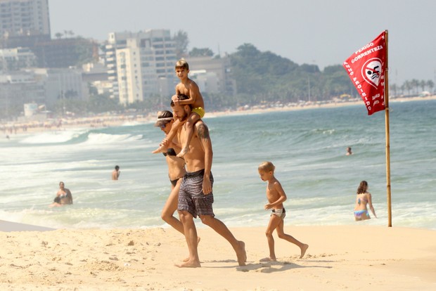 Fernanda Lima e família na praia (Foto: J.Humberto / AgNews)