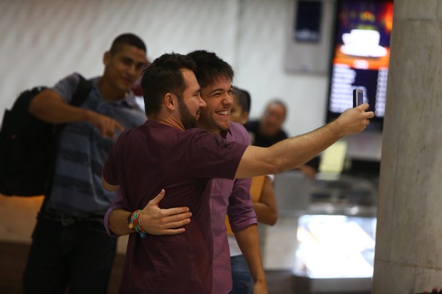 O ex-BBB Nasser tira foto com fãs no aeroporto Santos Dumont (Foto: Marcello Sá Barreto / AgNews)