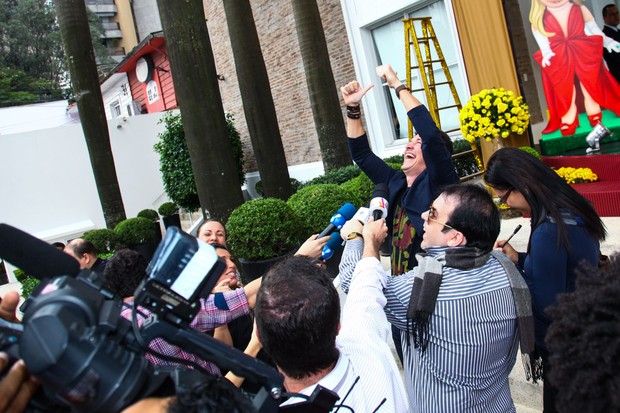 Rodrigo Faro acena para fãs na porta da casa de festas (Foto: Marcos Ribas e Manuela Scarpa / Foto Rio News)