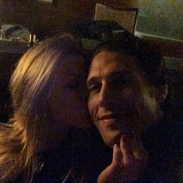Fiorella Mattheis beija o marido, Flávio Canto (Foto: Instagram/ Reprodução)