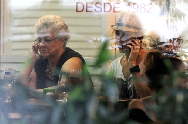 Christine Fernandes almoça com a mãe no Leblon (Foto: André Freitas / AgNews)