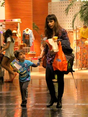 Maria Ribeiro com os filho João em shopping na Zona Sul do Rio (Foto: Daniel Delmiro/ Ag. News)