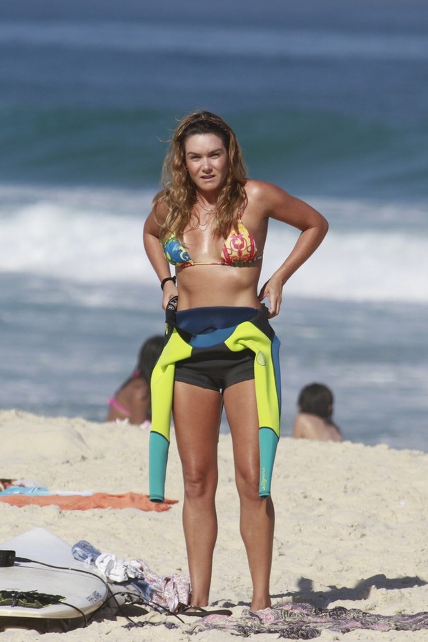 Luize Altenhofen na praia da Barra (Foto: Dilson Silva / AgNews)