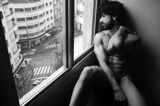 Modelo Rodrigo Negrini posando para as lentes do The Male Nude Project (Foto: Divulgação/Sergio Santoian)