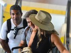 Bruna Lombardi e Carlos Alberto Riccelli trocam carinho no aeroporto