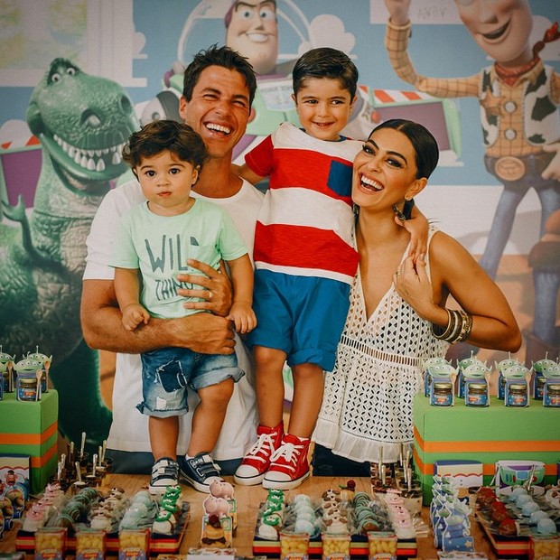 Juliana Paes e o marido com os filhos (Foto: Reprodução/Instagram)