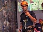 Thiago Martins participa de prova de escalada em evento
