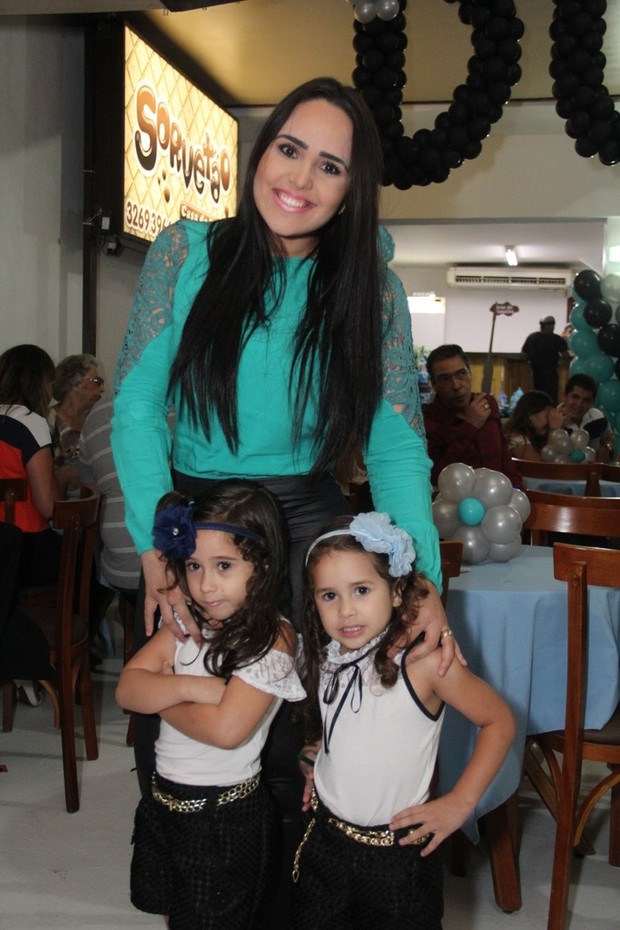 Perlla posa com as filhas Pietra e Pérola (Foto: Wallace Barbosa/AgNews)