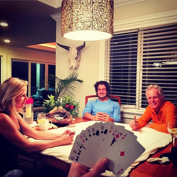  Fiorella Mattheis joga cartas com Alexandre Pato e os pais (Foto: Instagram/Reprodução)