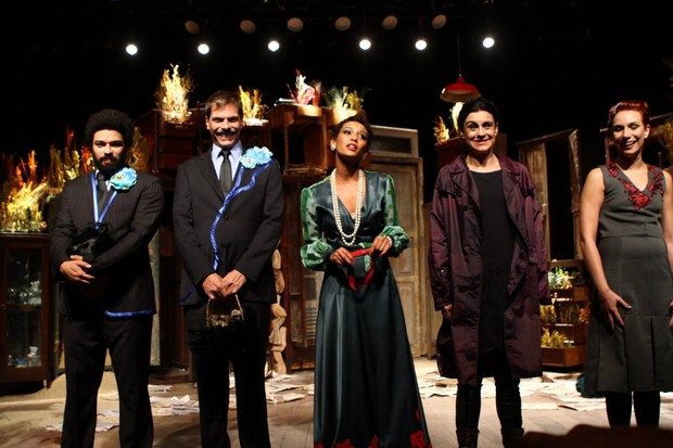 Taís Araújo recebe convidados após estréia da peça "Caixa de Areia" no Teatro Sesi no Centro do Rio   (Foto:   RAPHAEL MESQUITA / FOTO RIO NEWS )