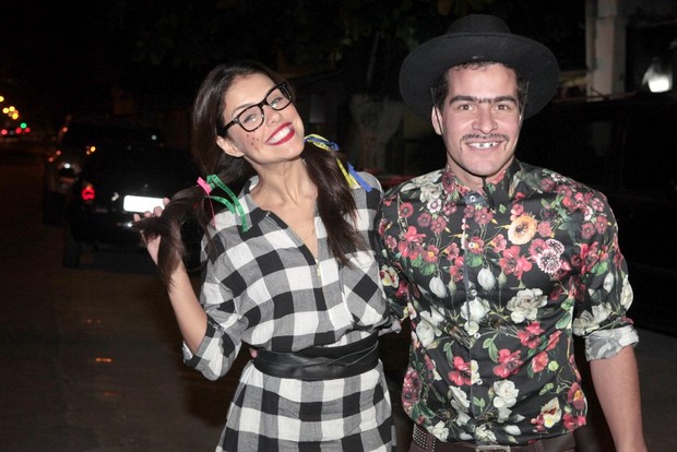 Paloma Bernardi e Thiago Martins em festa na Zona Oeste do Rio (Foto: Isac Luz/ EGO)