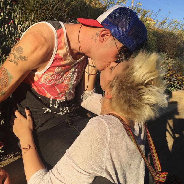 Paris Jackson beija o namorado, o músico Michael Snoody (Foto: Instagram/ Reprodução)