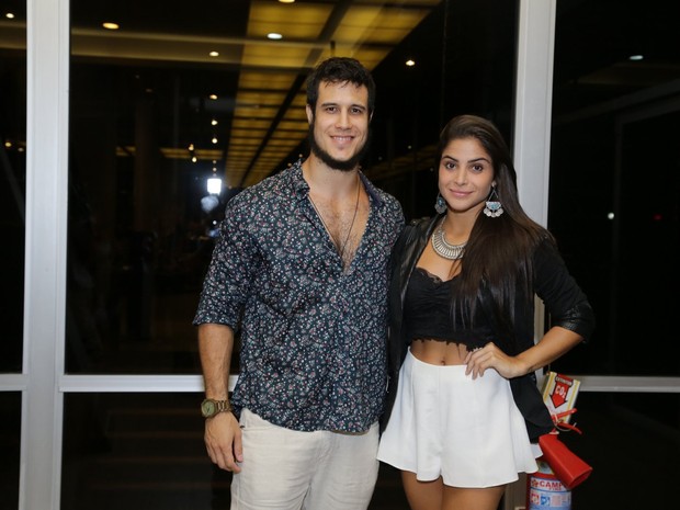 Emiliano D&#39;ávila e a namorada, Natália Rosa, em show na Zona Sul do Rio (Foto: Marcello Sá Barretto/ Ag. News)