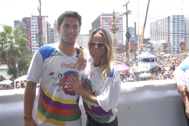 Danielle Winits e Amaury Nunes em Recife (Foto: William Oda / AgNews)