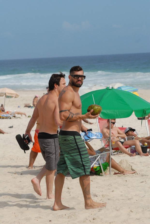 Yuri, ex-bbb, e Diego Hipolyto curtem praia juntos no RJ (Foto: Wallace Barbosa/AgNews)