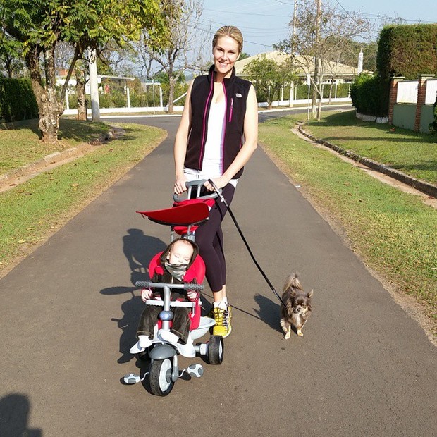 Ana Hickmann e o filho Alexandre passeiam com cachorrinho (Foto: Reprodução/Instagram)