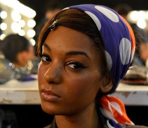 Modelo Karen Rodrigues no backstage da Salinas, no Fashion Rio (Foto: AgNews/André Muzzell)