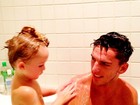 Fofos! Namorado de Dani Winits brinca com caçula da atriz na banheira
